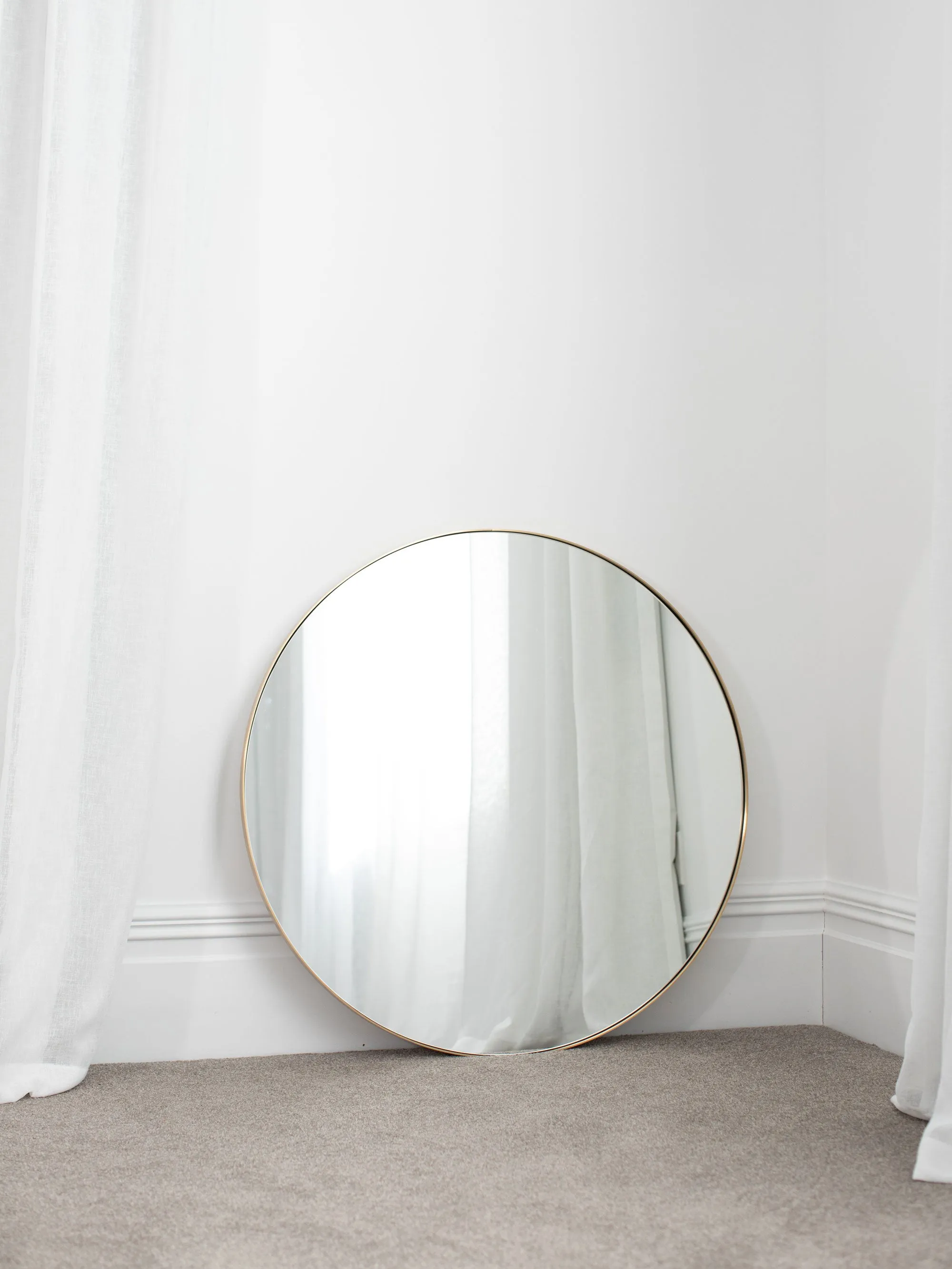 Round Outline Mirror